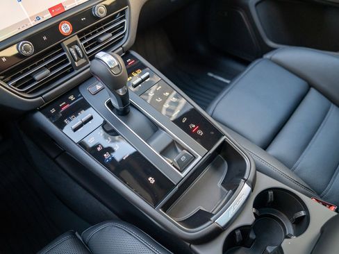 Certified 2026 Porsche Macan AWD/4WD image 21