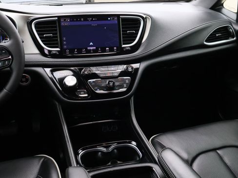 Used 2024 Chrysler Pacifica Limited w/ Uconnect Theater Family Group image 13