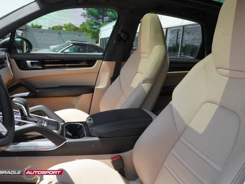 Used 2019 Porsche Cayenne Turbo w/ Premium Plus Package AWD/4WD image 19
