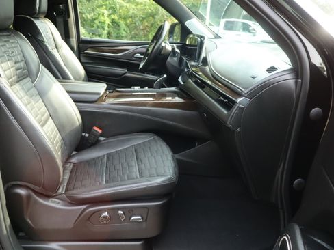 Used 2023 Cadillac Escalade Sport Platinum w/ LPO, ONYX Package AWD/4WD image 31