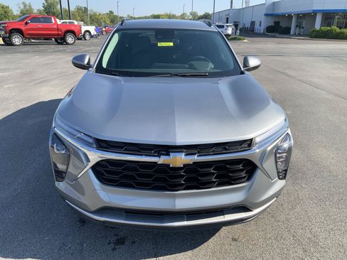 Used 2025 Chevrolet Trax LT w/ Driver Confidence Package FWD image 3