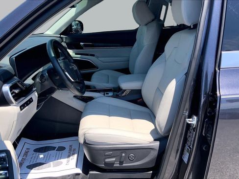 Used 2025 Kia Telluride SX w/ SX Captain's Chair Package FWD image 8