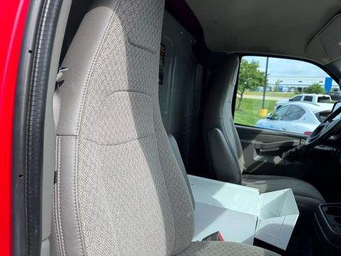 Used 2017 GMC Savana 3500 image 12