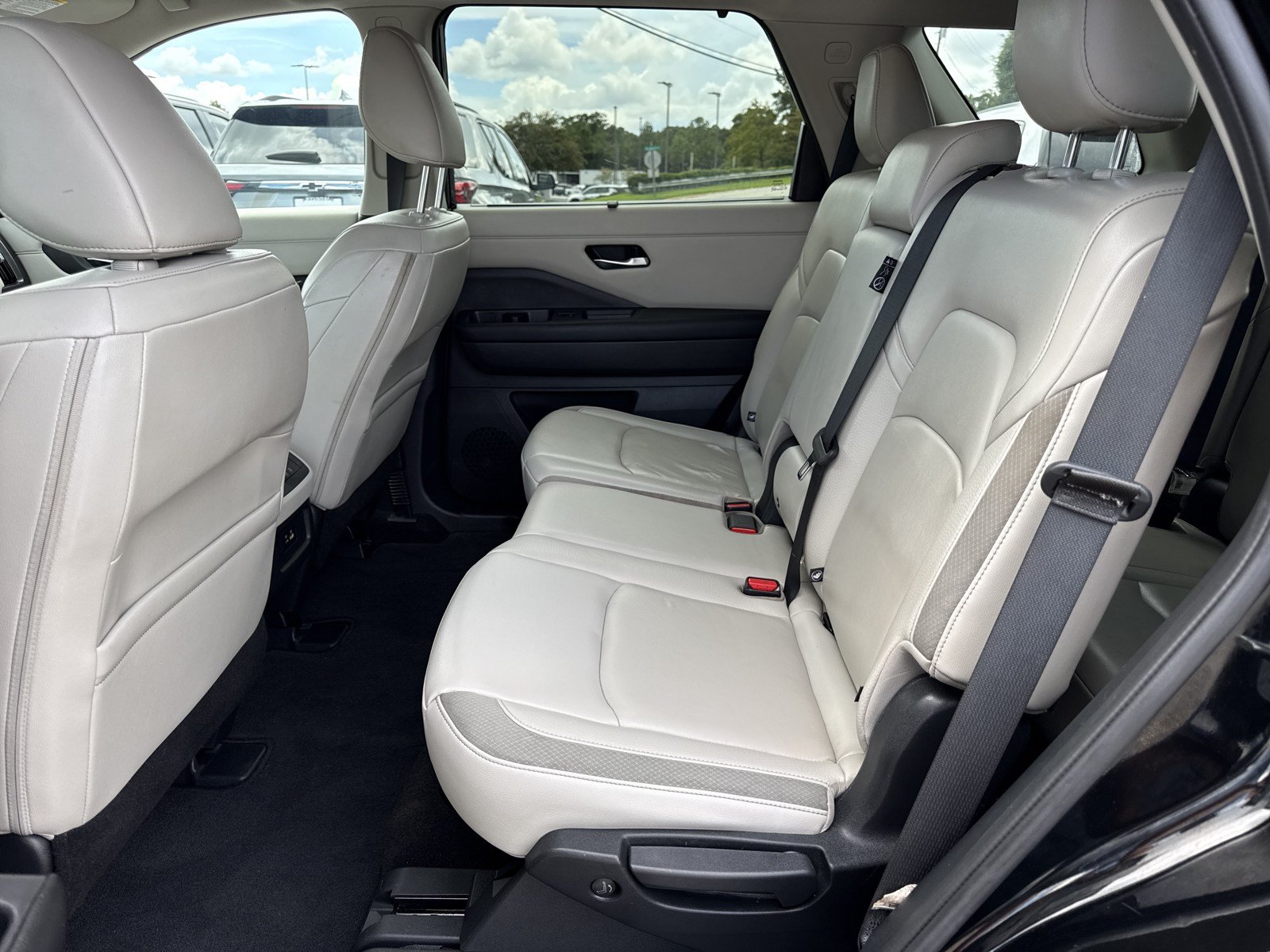 Used 2023 Nissan Pathfinder SL FWD image 13