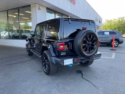 Used 2024 Jeep Wrangler Unlimited Sahara w/ Technology Group AWD/4WD image 8