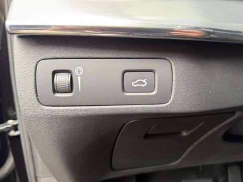 Used 2017 Volvo XC90 T6 Momentum w/ Vision Package image 34