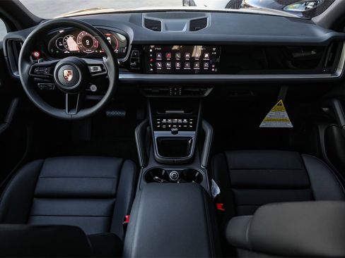 Used 2025 Porsche Cayenne image 24