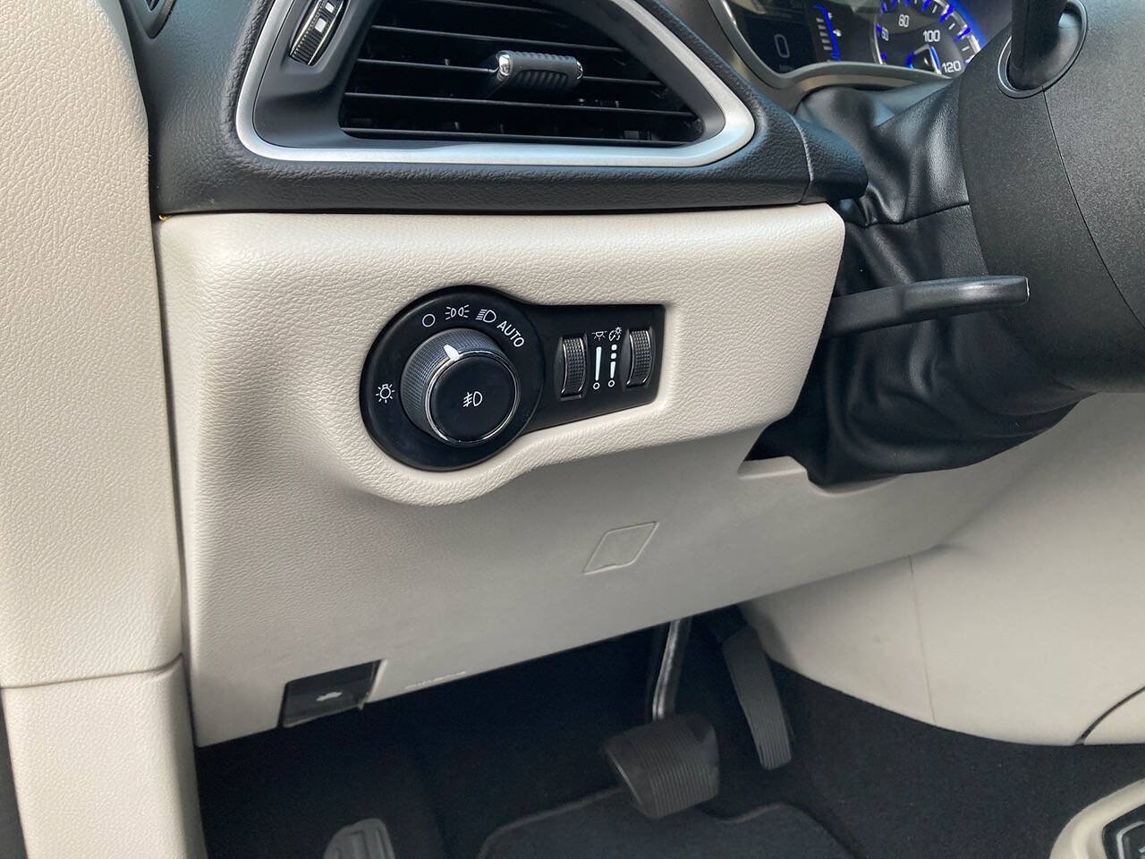 Used 2020 Chrysler Pacifica Touring-L FWD image 37