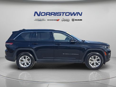 Used 2023 Jeep Grand Cherokee Limited w/ Luxury Tech Group II AWD/4WD image 7
