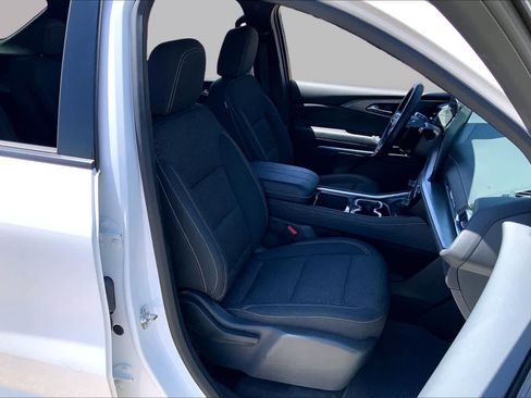 Used 2025 Chevrolet Traverse LT FWD image 9
