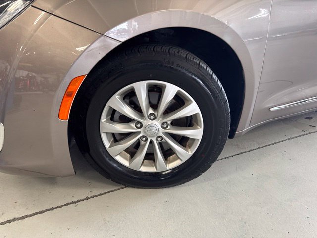 Used 2017 Chrysler Pacifica Touring-L FWD image 45
