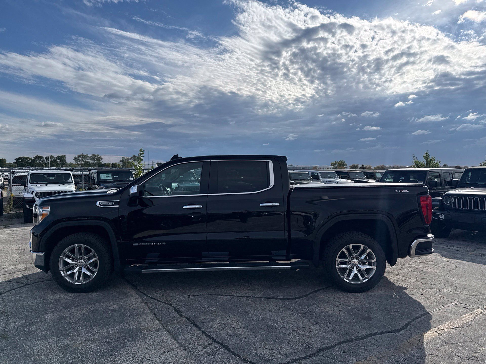 Used 2019 GMC Sierra 1500 SLT w/ SLT Premium Package AWD/4WD image 9