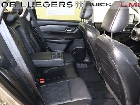 Used 2025 Nissan Rogue Platinum image 16