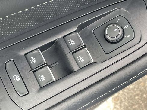 Used 2025 Volkswagen Atlas Cross Sport SE image 17