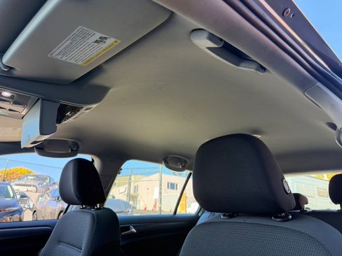 Used 2019 Volkswagen e-Golf SE image 17