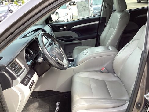 Used 2017 Toyota Highlander XLE FWD image 16