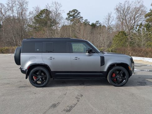Used 2023 Land Rover Defender 110 X image 4