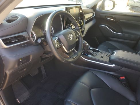 Used 2022 Toyota Highlander XLE image 18