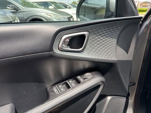 Used 2025 Kia Soul LX w/ LX Technology Package FWD image 24