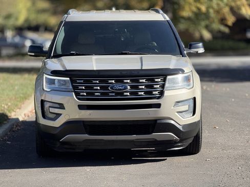 Used 2017 Ford Explorer XLT w/ Equipment Group 202A image 4