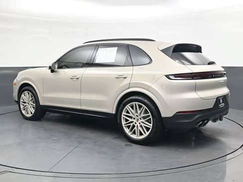 Used 2025 Porsche Cayenne AWD/4WD image 6