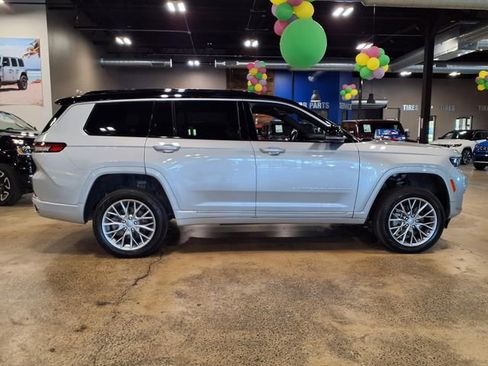 Used 2024 Jeep Grand Cherokee L Summit w/ Luxury Tech Group V AWD/4WD image 9