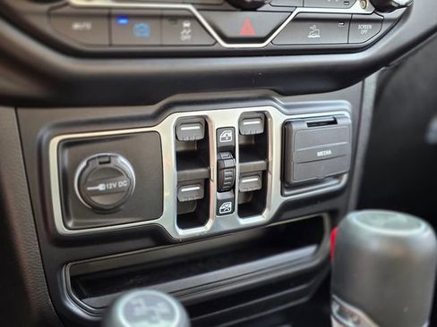 Used 2023 Jeep Wrangler Unlimited Sahara image 31