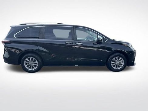 Used 2023 Toyota Sienna XLE FWD image 8