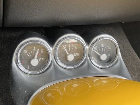 Used 2004 Chevrolet SSR w/ Preferred Equipment Group image 18