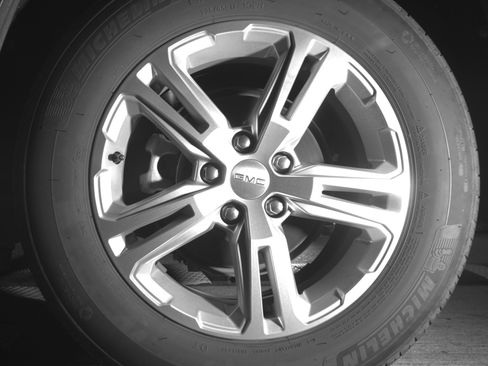 Used 2024 GMC Terrain SLE FWD image 19