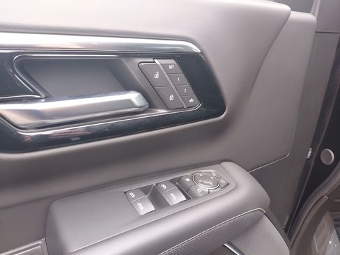 Used 2025 Chevrolet Tahoe Premier AWD/4WD image 11