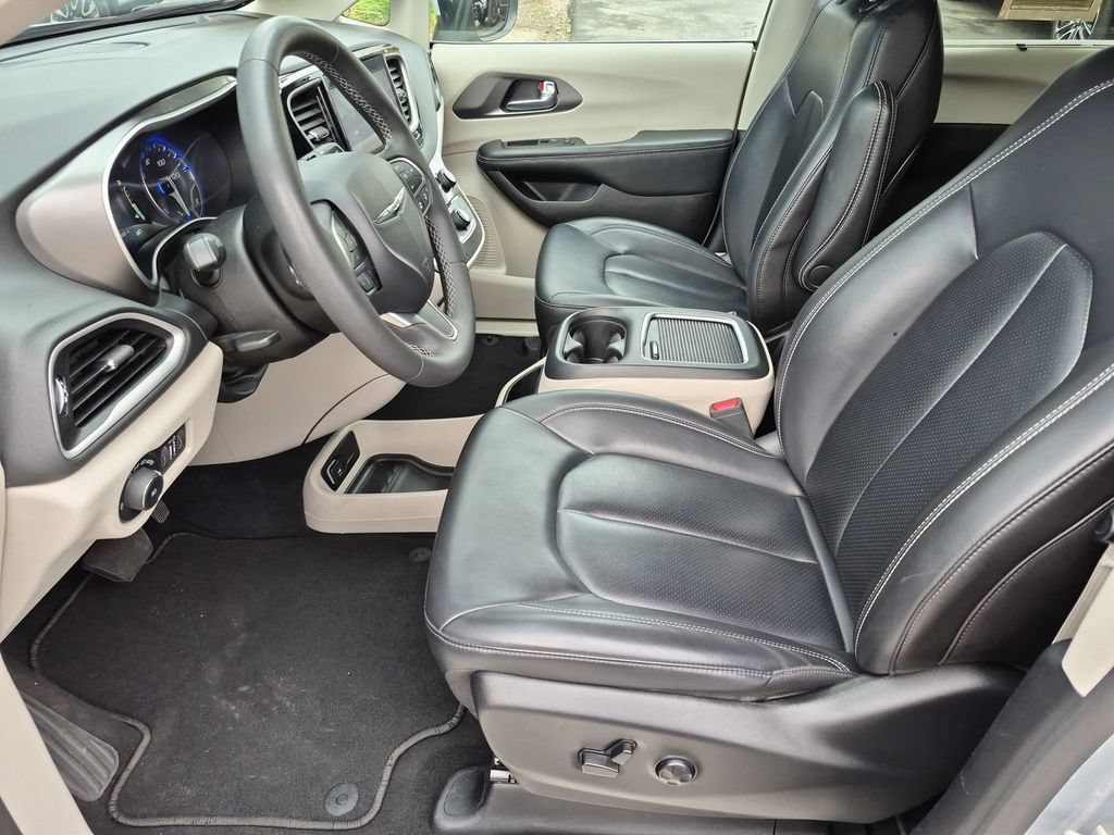 Used 2023 Chrysler Pacifica Touring-L FWD image 12