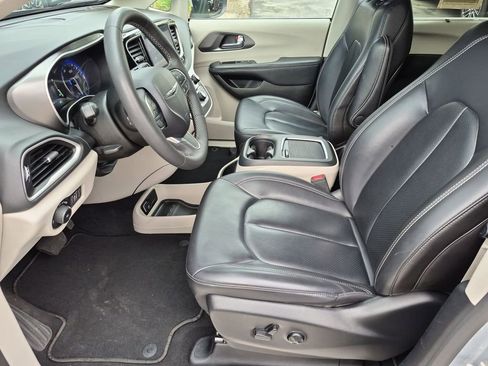 Used 2023 Chrysler Pacifica Touring-L FWD image 12
