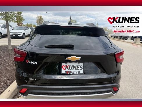 Used 2025 Chevrolet Trax LT w/ LT Convenience Package FWD image 5