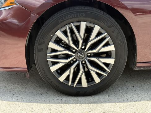 Used 2025 Nissan Altima 2.5 SV FWD image 13