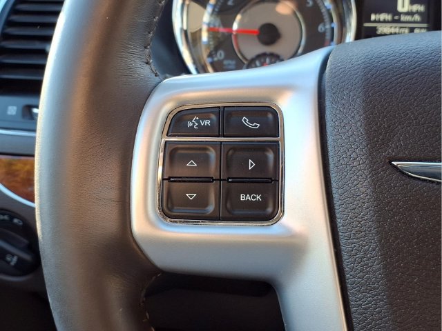 Used 2016 Chrysler Town & Country Touring FWD image 11