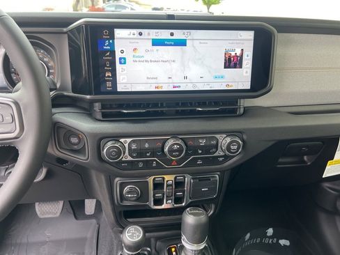 New 2025 Jeep Gladiator Sport image 15