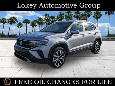 Certified 2022 Volkswagen Taos SE image 1