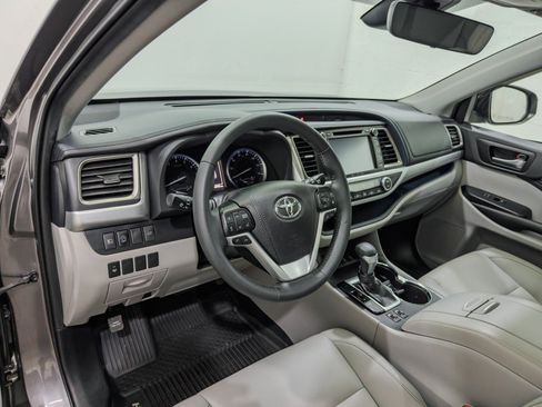Used 2019 Toyota Highlander XLE AWD/4WD image 16