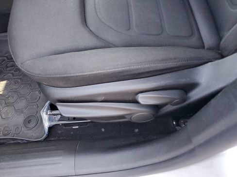 Used 2018 Jeep Renegade Latitude FWD image 17