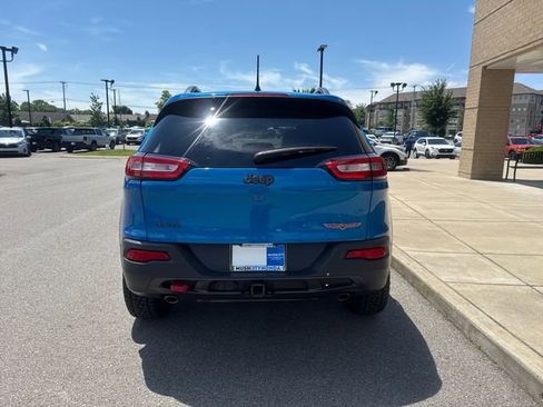 Used 2017 Jeep Cherokee Trailhawk w/ Comfort/Convenience Group AWD/4WD image 3