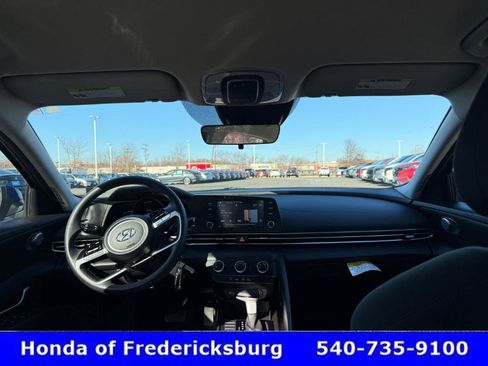 Used 2023 Hyundai Elantra SE w/ Preferred Accessory Package image 35