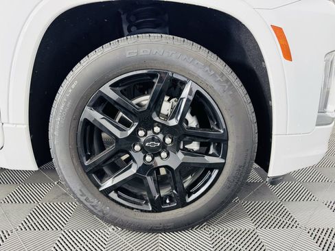 Used 2023 Chevrolet Traverse Premier FWD image 38