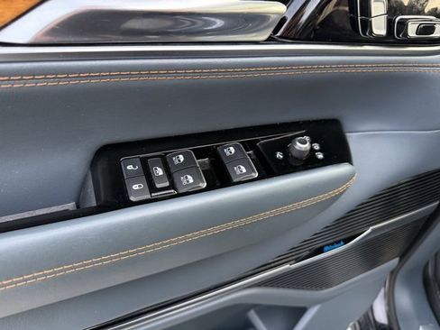 Used 2022 Jeep Grand Wagoneer Series II w/ Premium Group II image 19