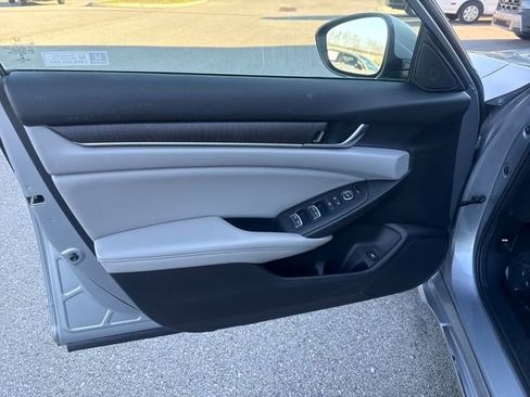 Used 2019 Honda Accord EX image 9