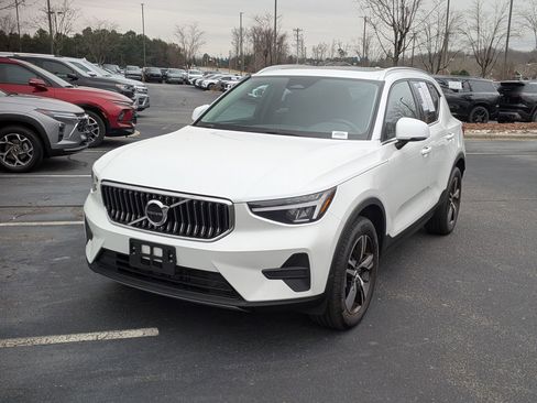 Used 2025 Volvo XC40 B5 Core image 5