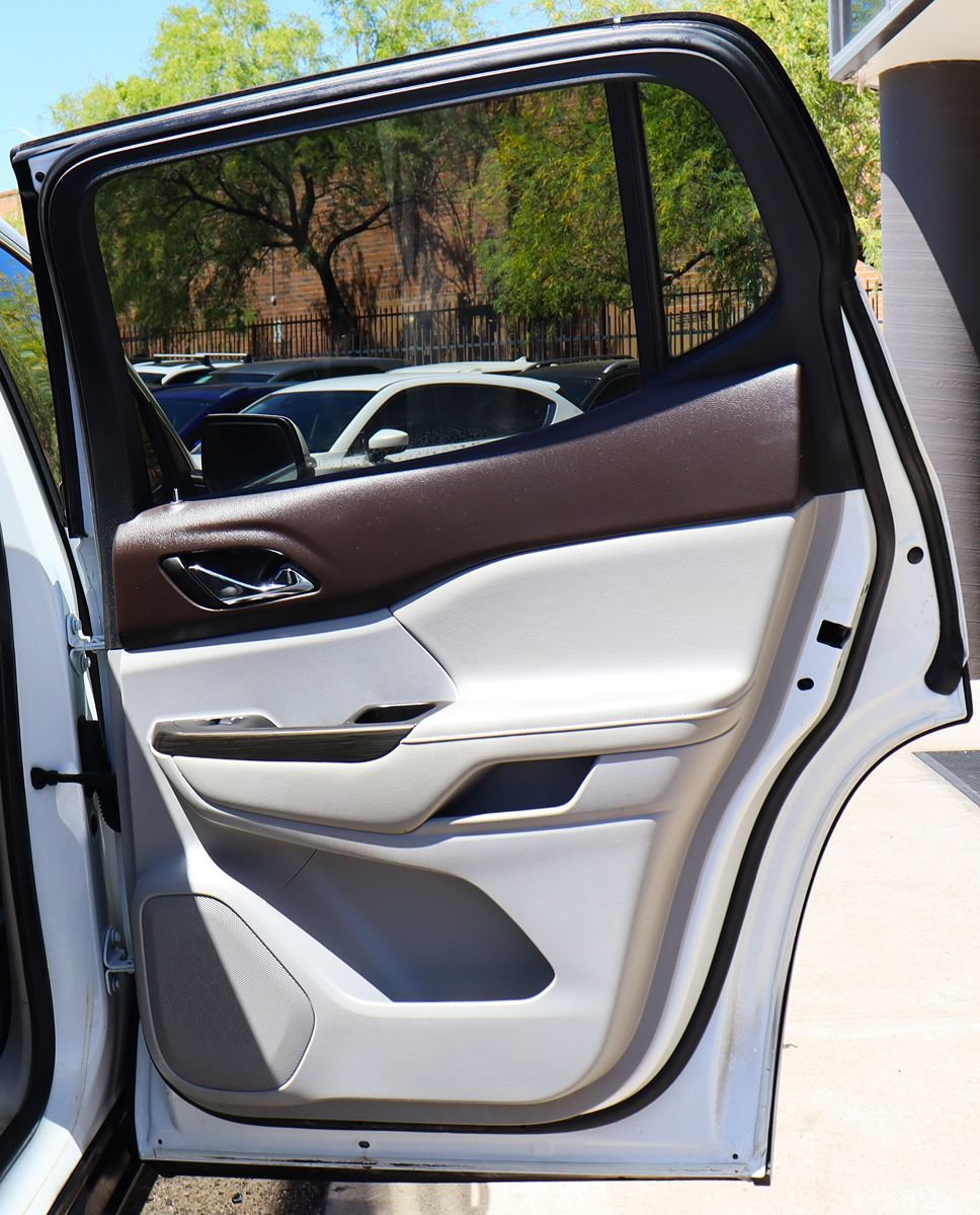 Used 2020 GMC Acadia SLT w/ LPO, Cargo Package FWD image 27