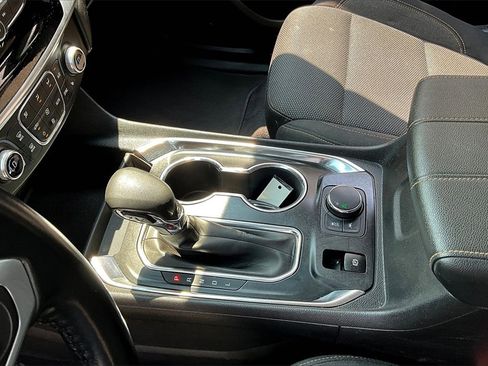 Used 2021 Chevrolet Traverse LT image 18