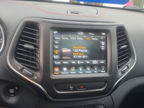 Used 2019 Jeep Cherokee Trailhawk w/ Comfort/Convenience Group AWD/4WD image 6