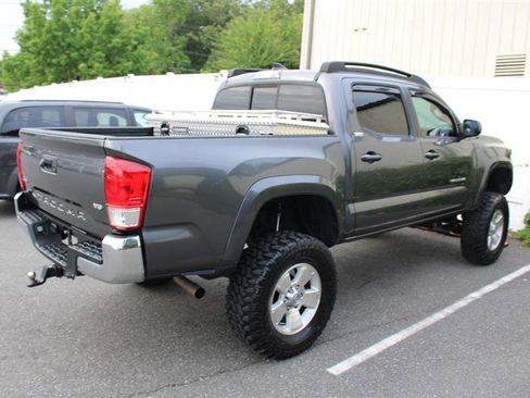 Used 2017 Toyota Tacoma SR5 w/ Tow Package AWD/4WD image 5